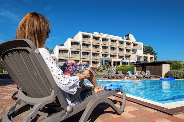 Seasonal outdoor pool, open 8:00 AM to 9:00 PM, pool loungers