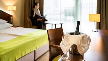 Doppia Deluxe, 1 letto queen, non fumatori | 2 camere, minibar, una cassaforte in camera, una scrivania