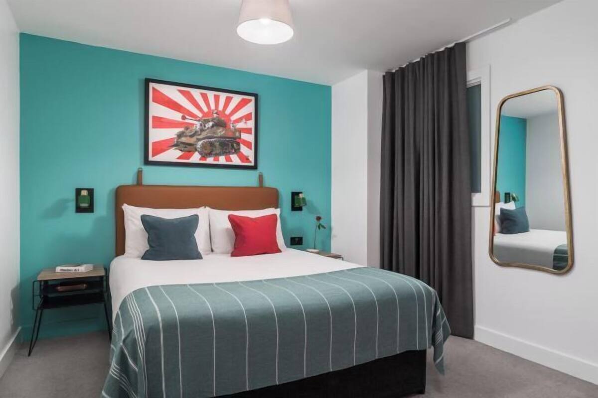 2 bedrooms, individually decorated, individually furnished