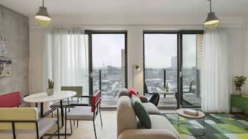Departamento ejecutivo, 2 habitaciones | Área de sala de estar | Televisión LCD