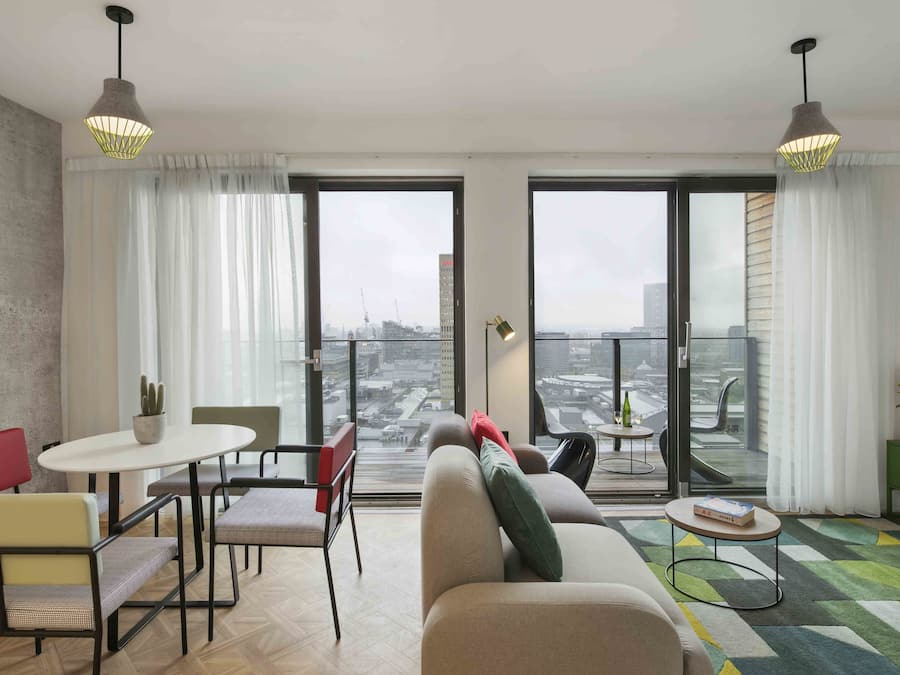 Executive-Apartment, 2 Schlafzimmer | Wohnbereich | LCD-Fernseher