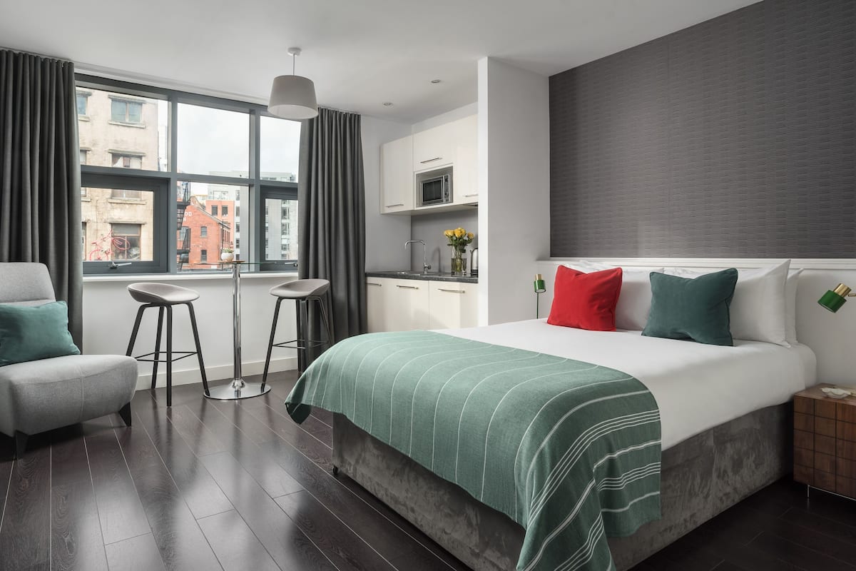 Suite estudio | 2 habitaciones, decoración personalizada y muebles diferentes