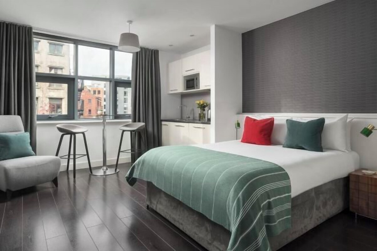 Cortinas blackout, tabla de planchar con plancha y cunas gratuitas