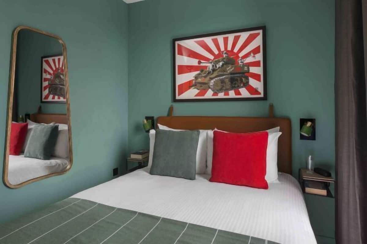 2 bedrooms, individually decorated, individually furnished