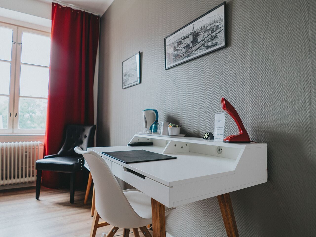 single room | desk, blackout curtains, iron/ironing board, free cots/infant beds