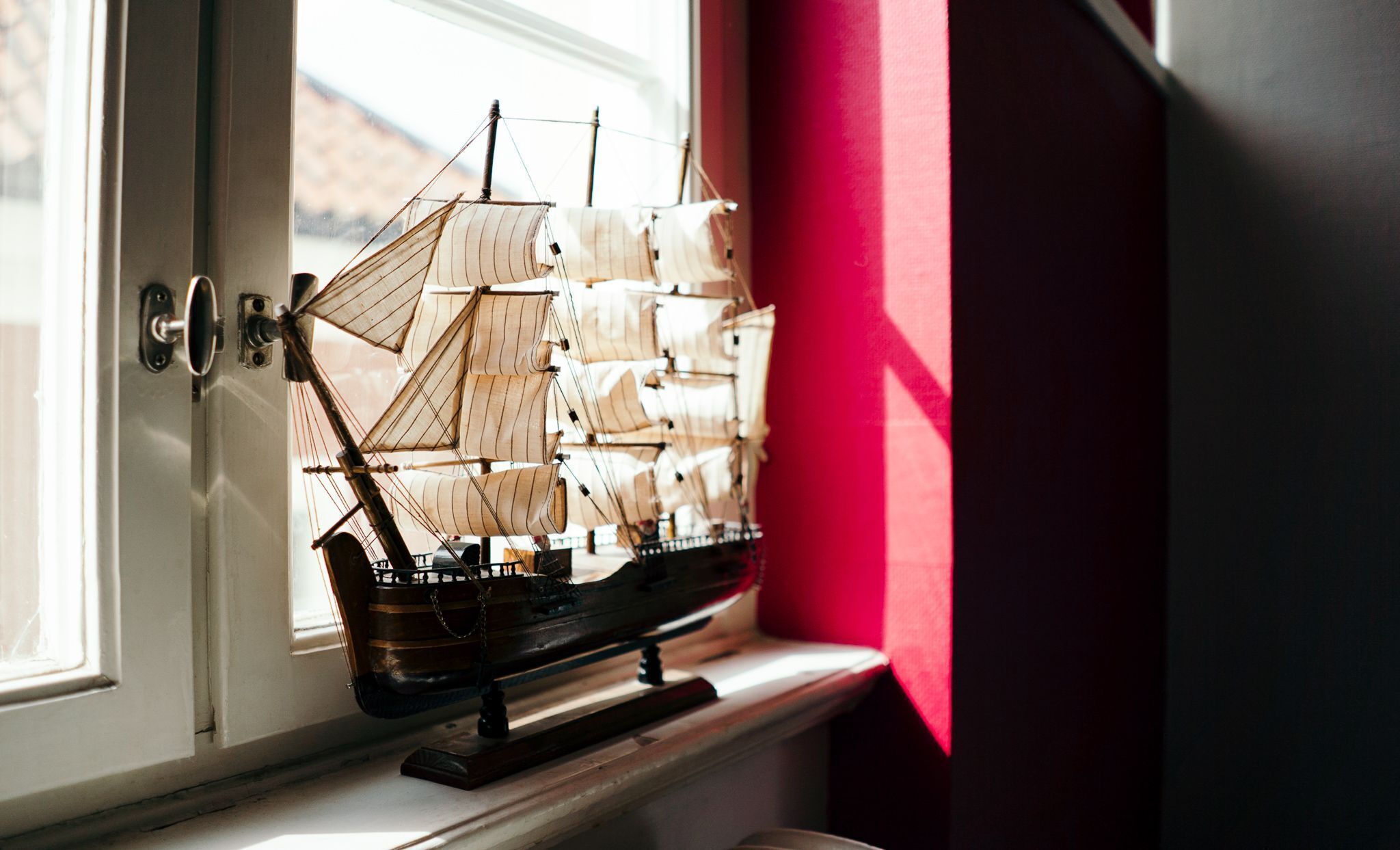 Un modelo de barco en un alféizar.