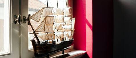 Un modelo de barco en un alféizar.
