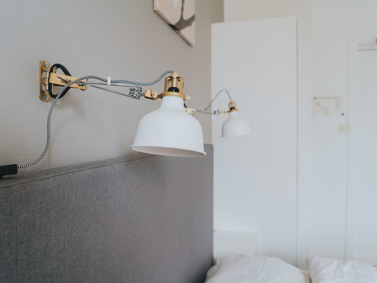 Escritorio, cortinas blackout y tabla de planchar con plancha 