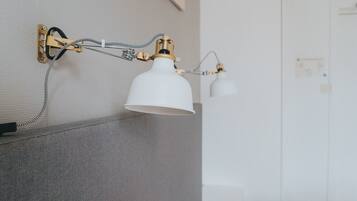 Escritorio, cortinas blackout y tabla de planchar con plancha