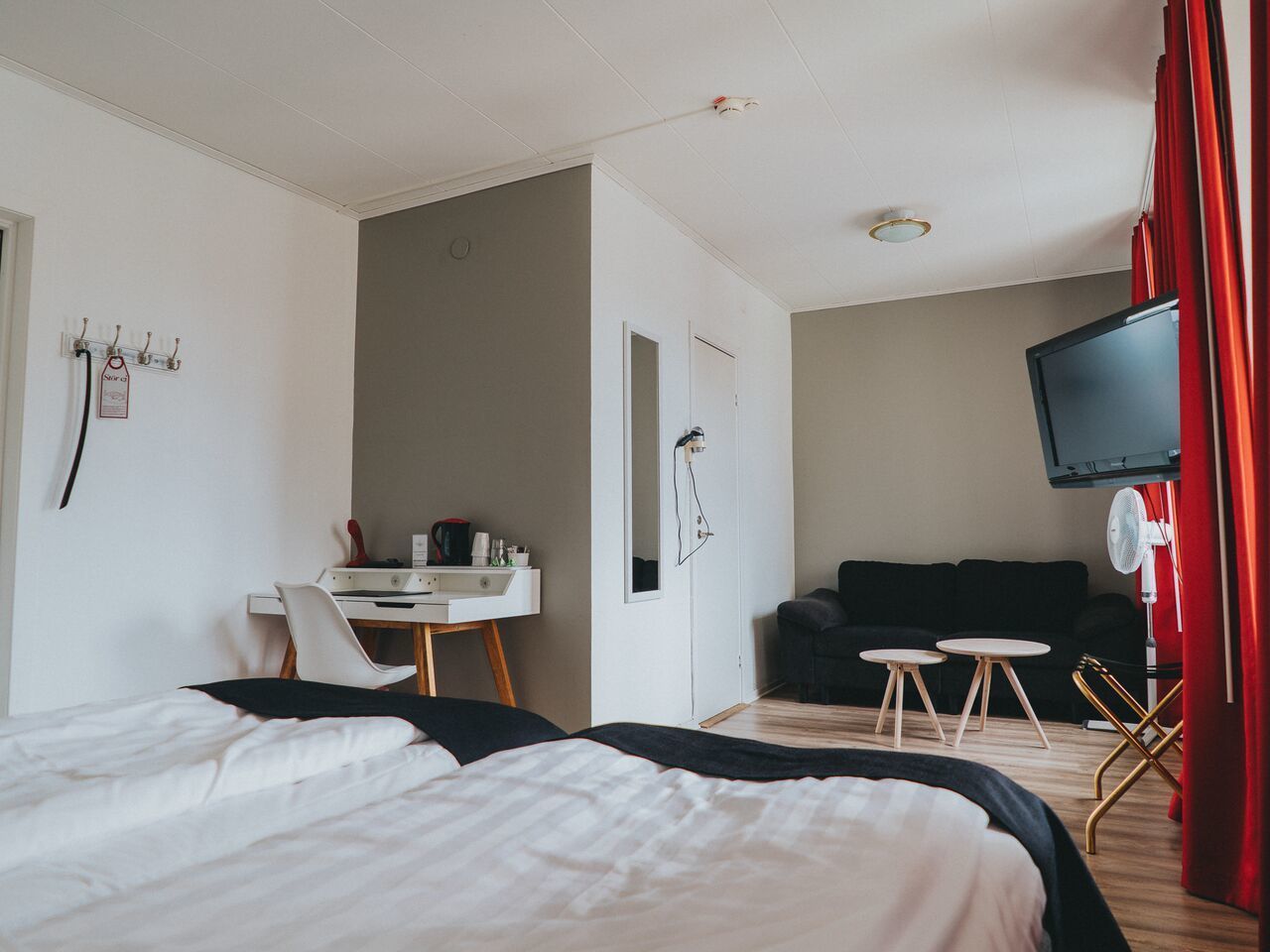 Habitación doble | Escritorio, cortinas opacas, tabla de planchar con plancha