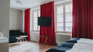 Habitación doble | Escritorio, cortinas blackout y tabla de planchar con plancha