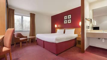 Room, 1 Double Bed, Non Smoking | Desk, free cribs/infant beds, free WiFi, bed sheets