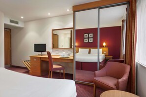 Escritorio, cunas gratuitas, wifi gratis y ropa de cama