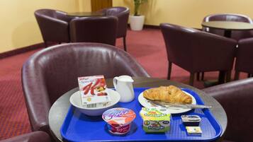 Päivittäinen mukaan otettava aamiainen (7 GBP per henkilö)