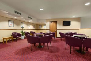 Bar (on property) - Days Inn by Wyndham Stevenage North (Baldock)