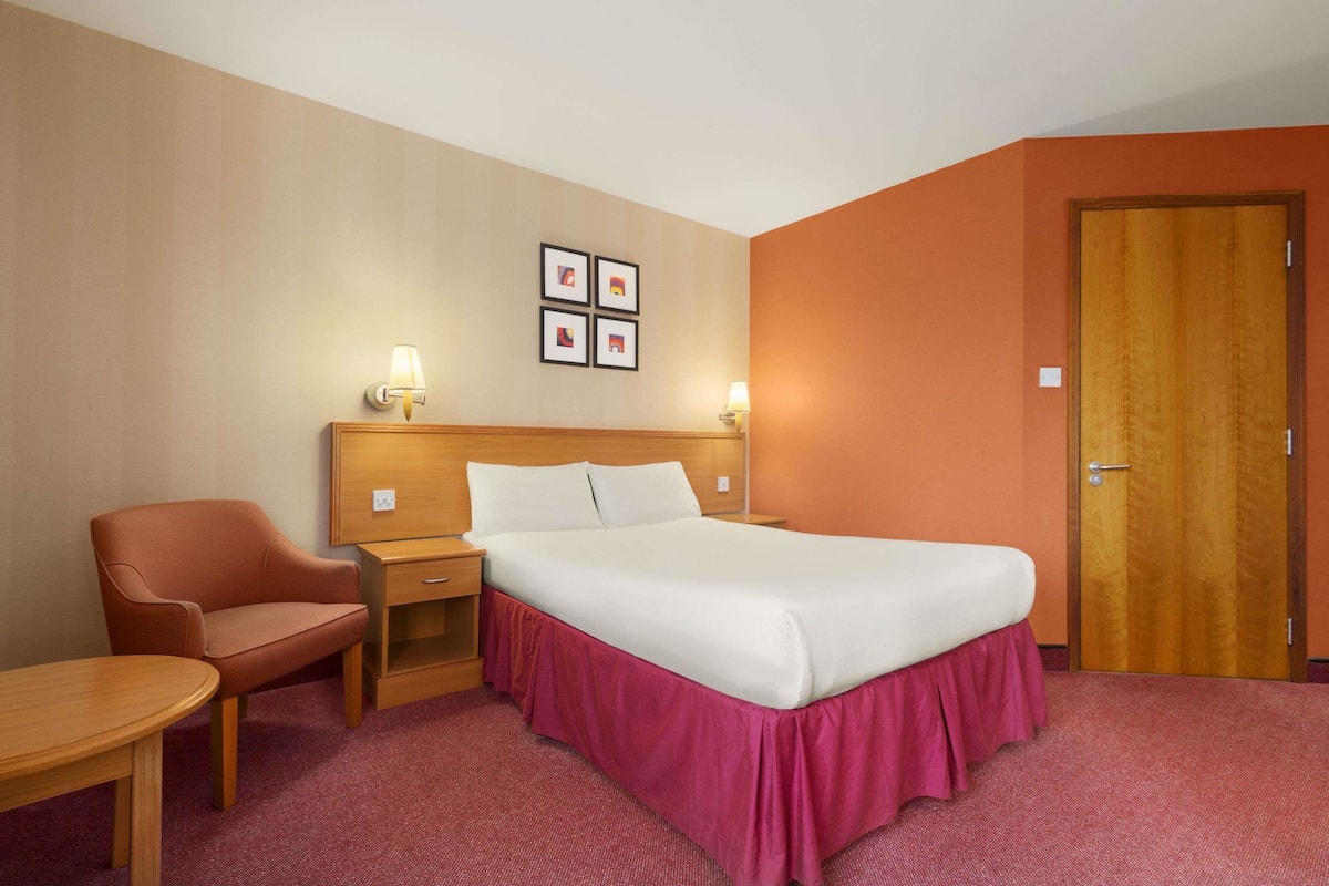 Habitación, 1 cama matrimonial, con acceso para personas discapacitadas | Escritorio, cunas gratuitas, wifi gratis y ropa de cama