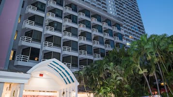 Vista frontal de la propiedad por la tarde o noche