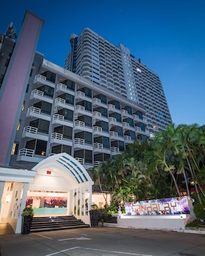 住宿正面 (夜晚)