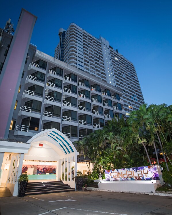 Front of property – evening/night - Sandalay Resort Pattaya (Pattaya)
