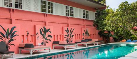 Außenpool, Sonnenschirme, Liegestühle