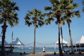 On the beach - Sandalay Resort Pattaya (Pattaya)