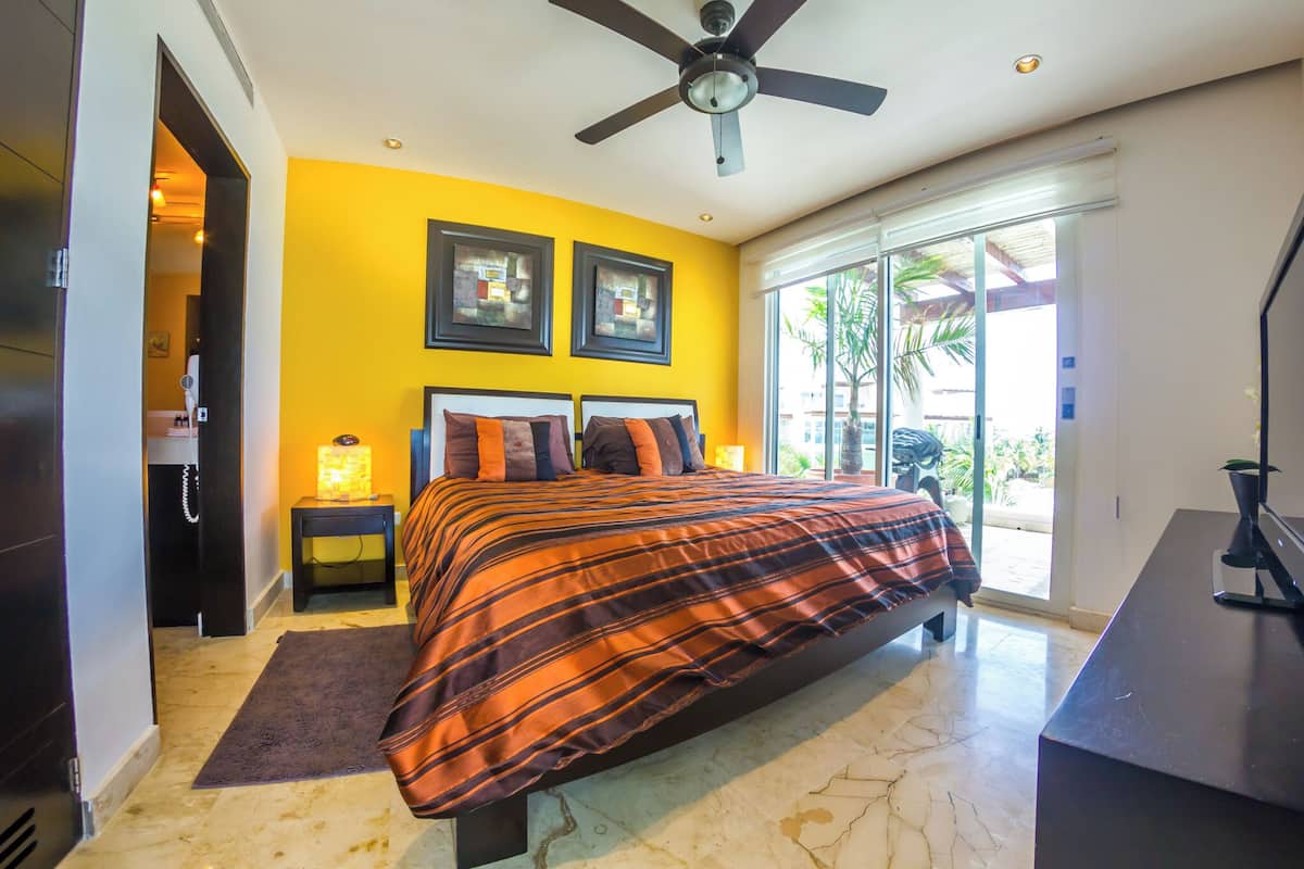 Penthouse Panorama, 2 kamar tidur, 2 kamar mandi, pemandangan samudra | 1 kamar tidur, seprai premium, brankas, dan didekorasi berbeda-beda