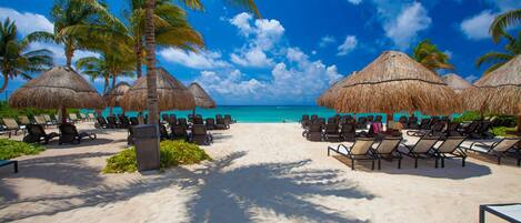 Plage privée, sable blanc, chaises longues, massages sur la plage