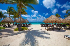 Playa privada, arena blanca, sillas reclinables de playa