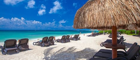 Plage privée, sable blanc, chaises longues, massages sur la plage