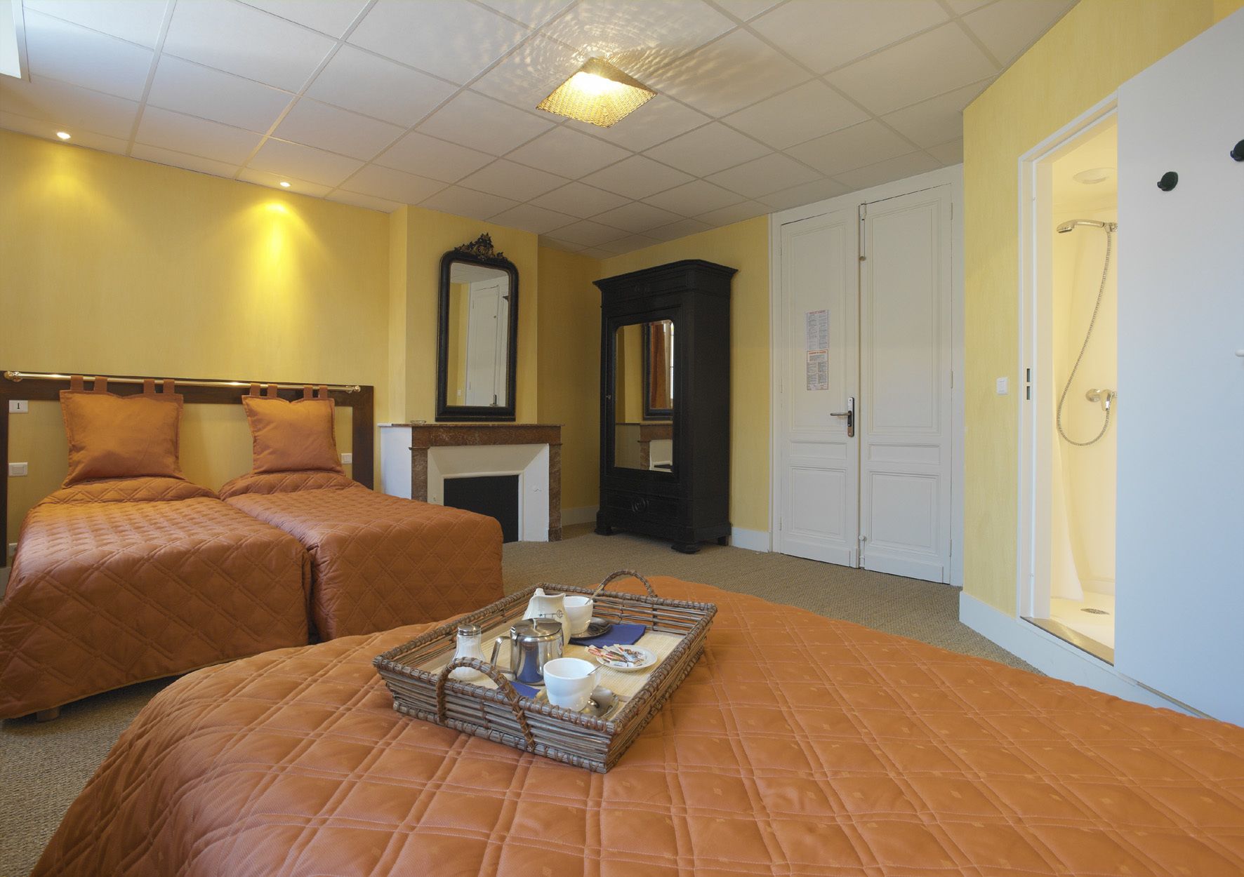 舒适四人房 | 客房内保险箱、遮光窗帘、免费 WiFi、床单