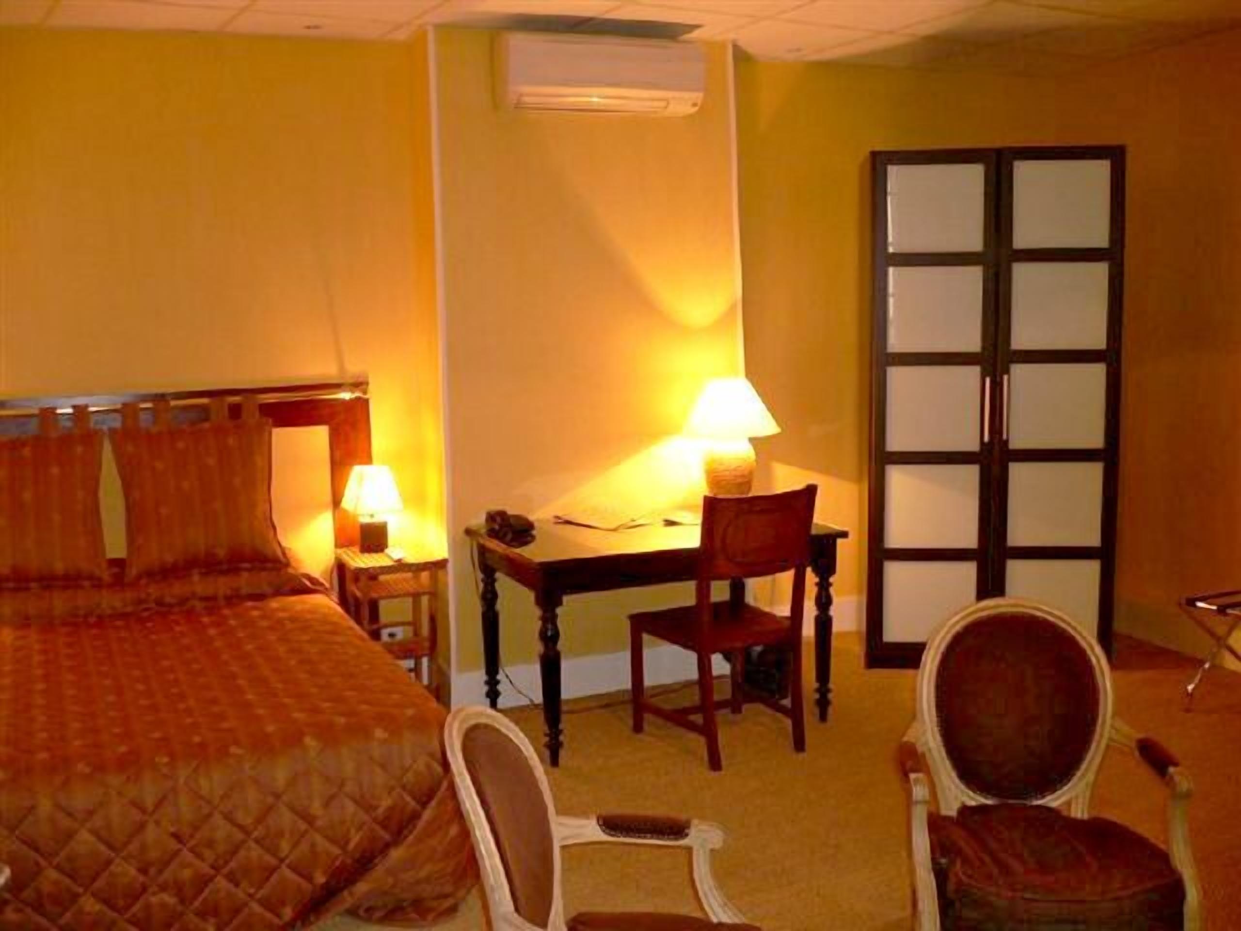 三人房 (Salon) | 客房内保险箱、遮光窗帘、免费 WiFi、床单