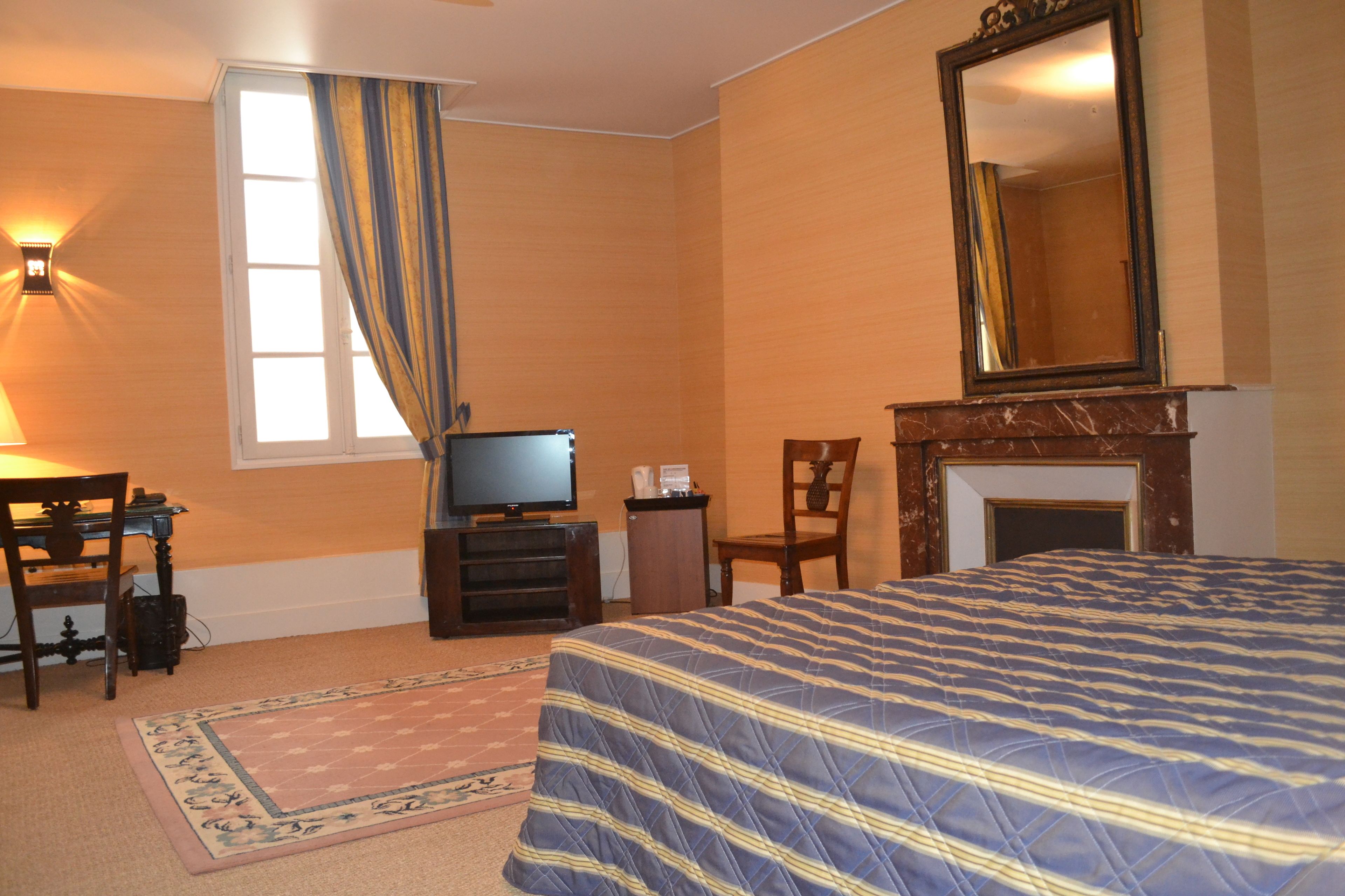 奢华双床房 | 客房内保险箱、遮光窗帘、免费 WiFi、床单