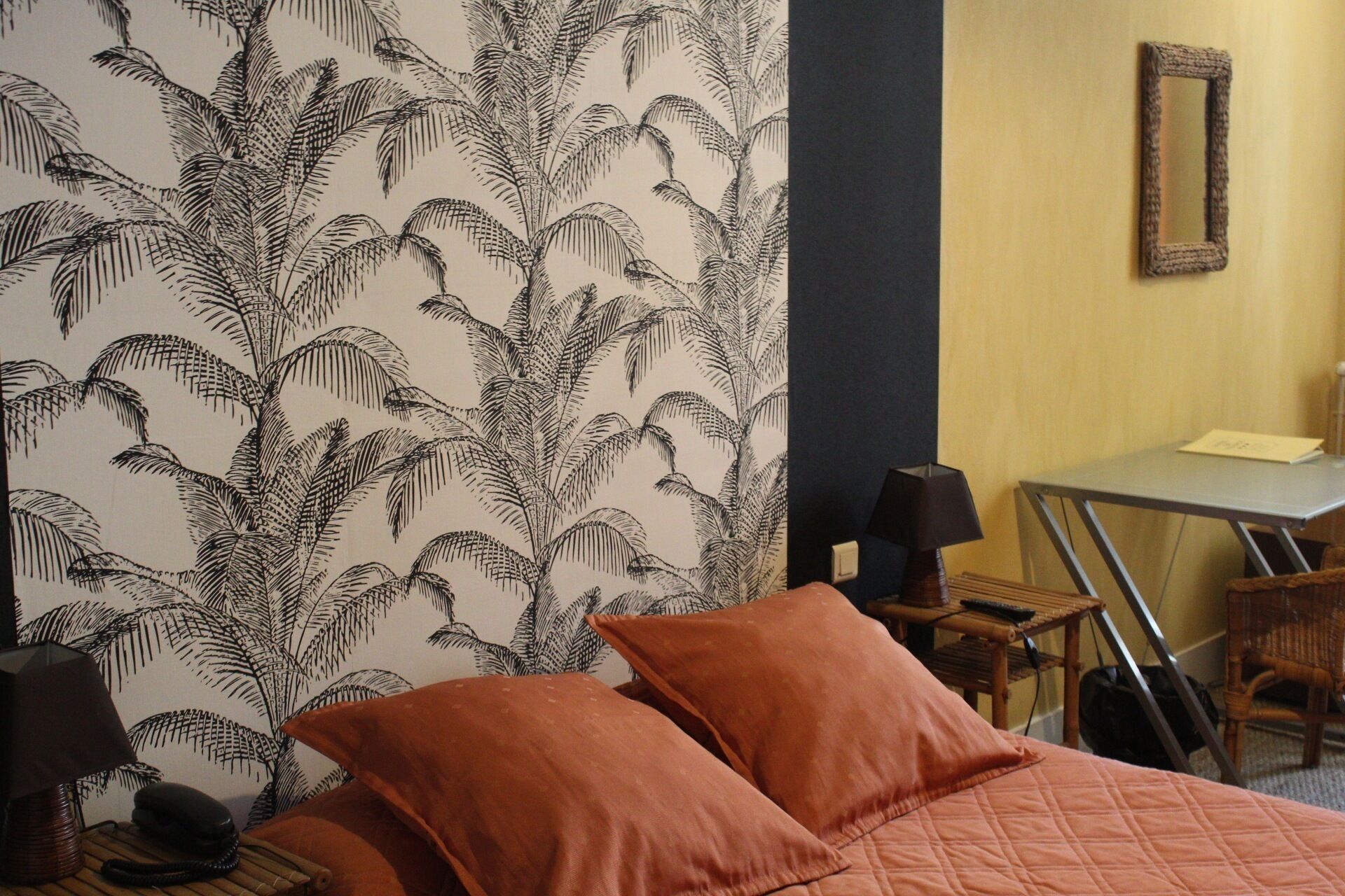 客房内保险箱、遮光窗帘、免费 WiFi、床单