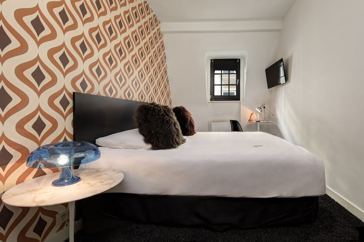 Small Room (Easy) | Bộ đồ giường cao cấp, nệm Select Comfort, két bảo mật tại phòng