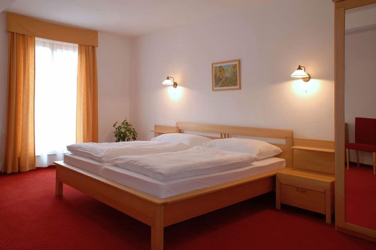 Minibar, värdeförvaringsskåp på rummet, skrivbord och ljudisolering