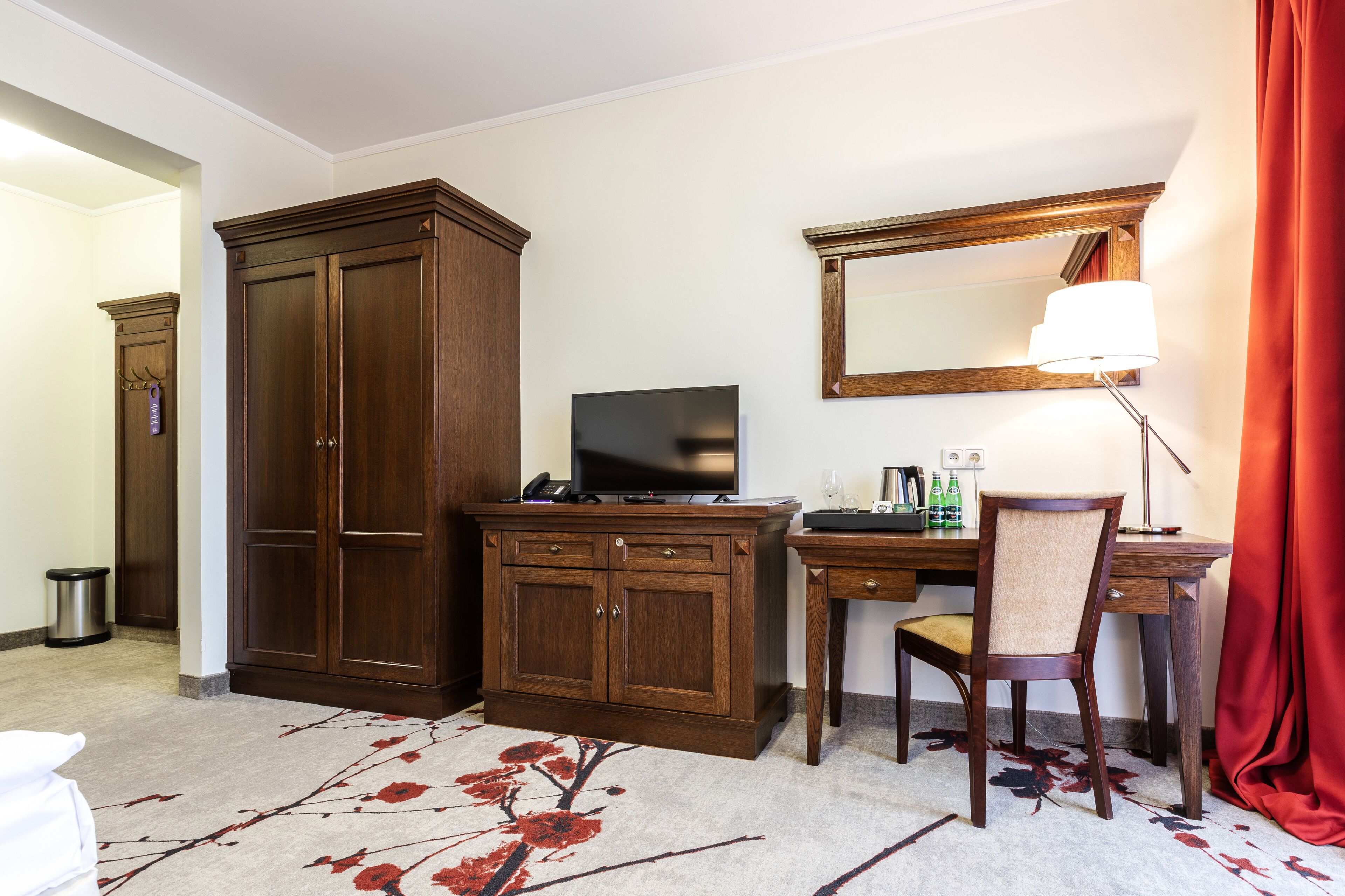 single room | 1 bedroom, premium bedding, minibar, in-room safe