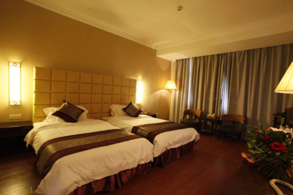 Standard Twin Room | In-room safe, desk, blackout curtains, iron/ironing board