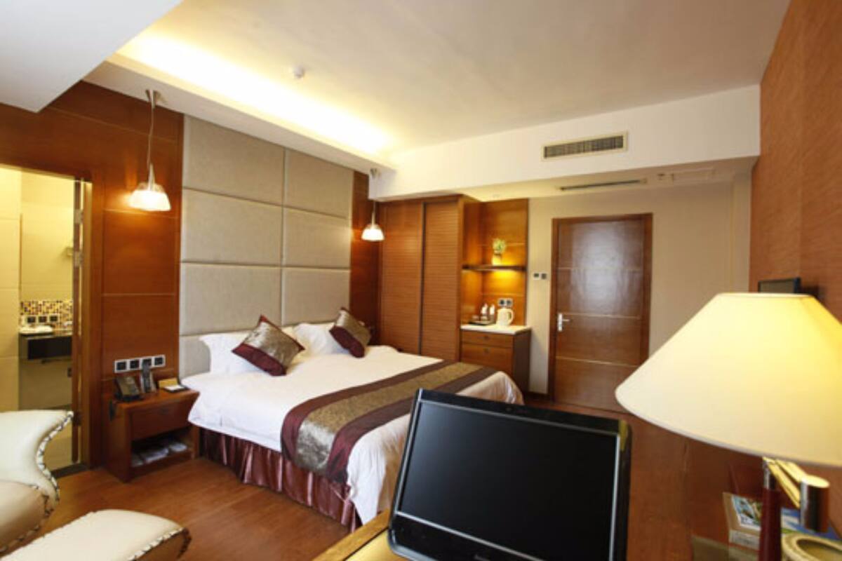 Deluxe Suite | In-room safe, desk, blackout curtains, iron/ironing board