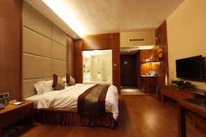 Deluxe Queen Room | In-room safe, desk, blackout curtains, iron/ironing board