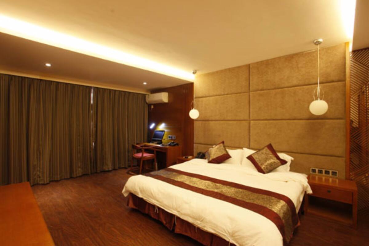 Suite With Garden View | In-room safe, desk, blackout curtains, iron/ironing board