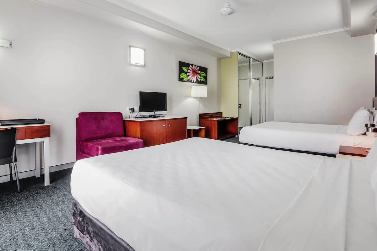 Twin Room, 2 Queen Beds, Pool View
