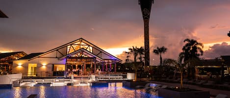 Alberca al aire libre y camastros