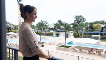 Suite – executive, 1 soverom, bassengutsikt | Skrivebord, strykejern/-brett og barnesenger (inkludert)