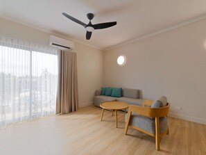 Suite exécutive, 1 chambre, vue sur la piscine | Bureau, fer et planche à repasser, lit de bébé (gratuit)