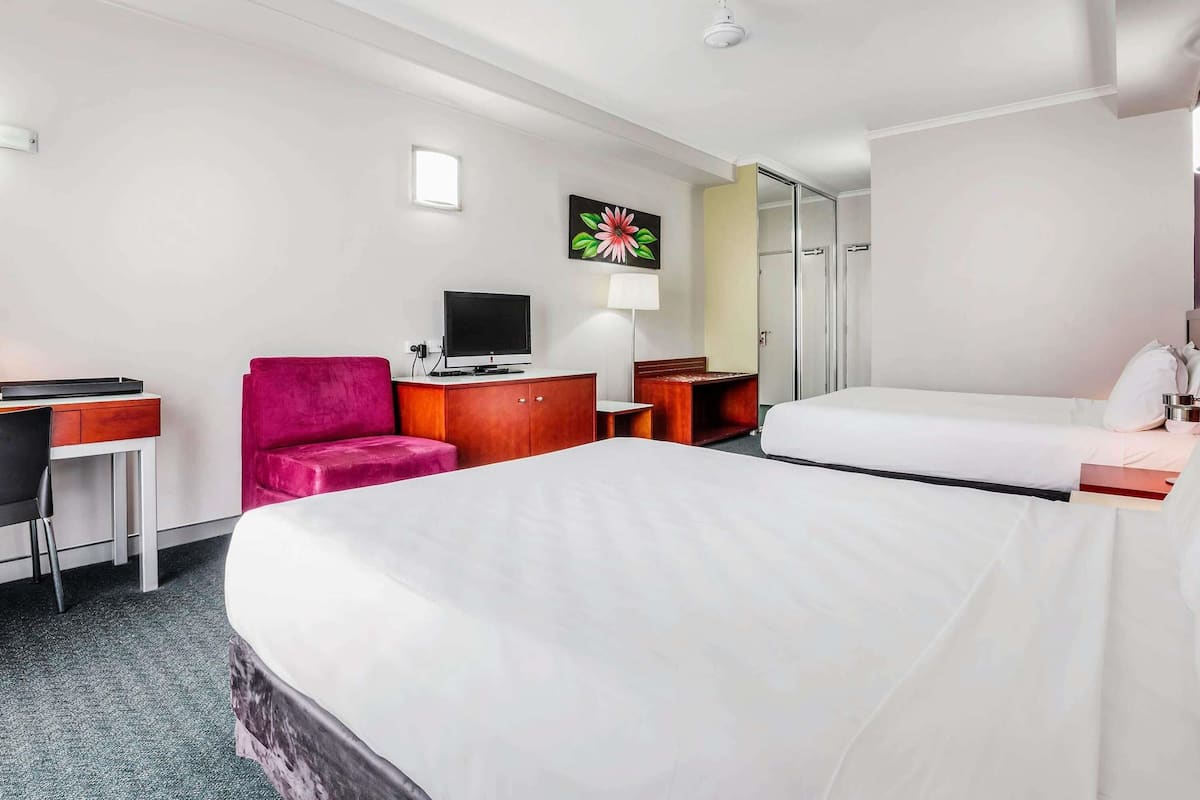 Skrivebord, strykejern/-brett og barnesenger (inkludert)