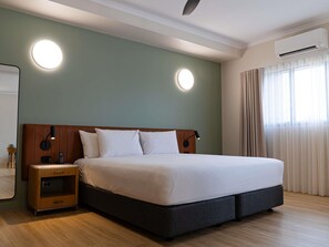 Suite – executive, 1 soverom, bassengutsikt | Skrivebord, strykejern/-brett og barnesenger (inkludert)