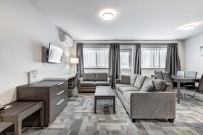 Suite, 2 habitaciones | Área de sala de estar | Televisión de pantalla plana 