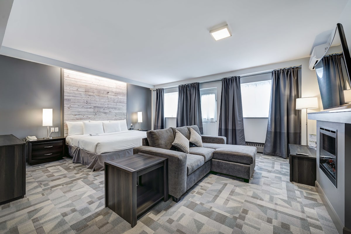 Deluxe Studio, 1 King Bed | 1 bedroom, in-room safe, desk, blackout curtains