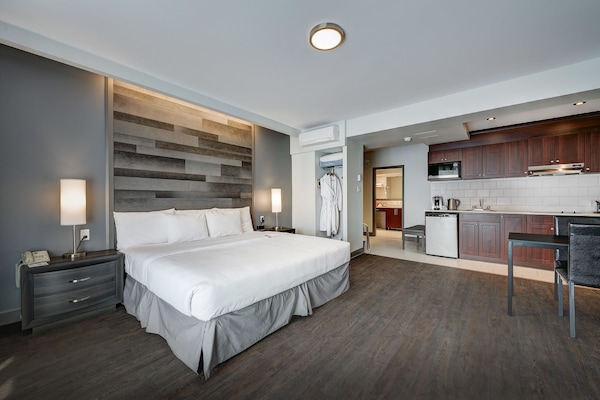 Deluxe Studio, 1 King Bed | In-room safe, desk, blackout drapes, soundproofing