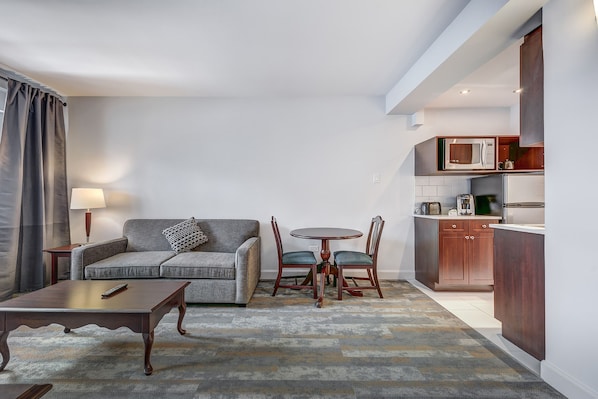 Superior Suite, Kitchen | Living room